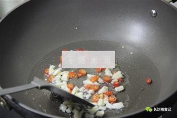 红薯叶子煮嫩子鱼的做法图解2