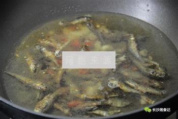 红薯叶子煮嫩子鱼的做法图解4