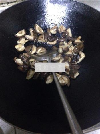 香菇炒肉丁的做法步骤3