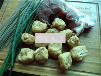 煎猪肉粉丝酿豆腐的做法图解1