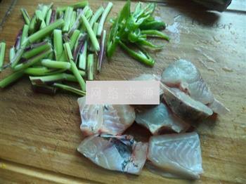红苔菜煮鱼的做法步骤1