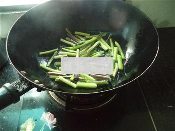 红苔菜煮鱼的做法图解2