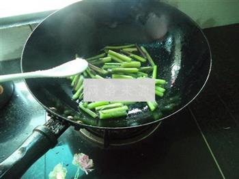 红苔菜煮鱼的做法步骤3
