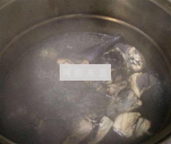 蒜香砂锅土鸡汤的做法步骤3