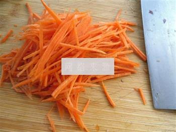 胡萝卜丝炒面的做法步骤2