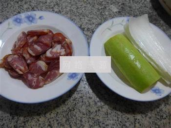 白菜梗麻辣香肠炒西葫芦的做法步骤1