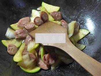 白菜梗麻辣香肠炒西葫芦的做法步骤10