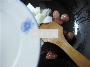 白菜梗麻辣香肠炒西葫芦的做法图解5