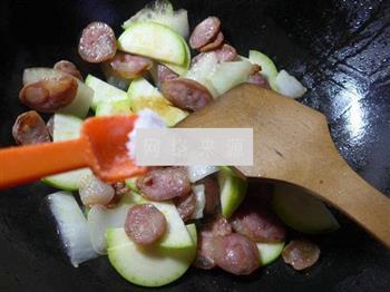 白菜梗麻辣香肠炒西葫芦的做法图解9