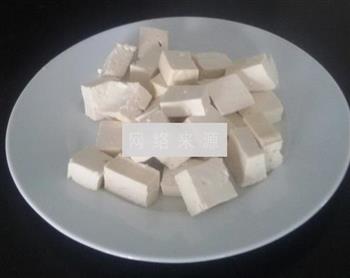 三文鱼炖豆腐的做法步骤2