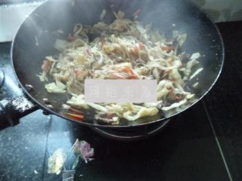 包菜香菇肉丝炒河粉的做法步骤12