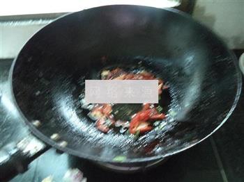 包菜香菇肉丝炒河粉的做法图解2