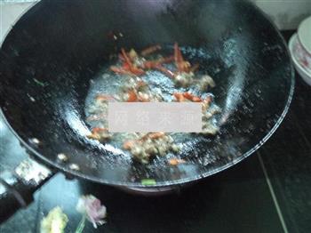 包菜香菇肉丝炒河粉的做法步骤4