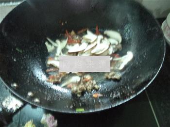 包菜香菇肉丝炒河粉的做法图解5