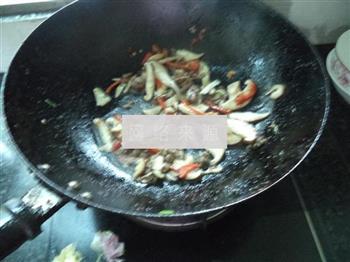 包菜香菇肉丝炒河粉的做法步骤6