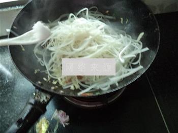 包菜香菇肉丝炒河粉的做法步骤9