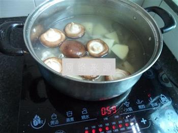 香菇小肠煲汤的做法图解8