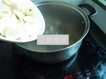 小肠蛋卷香菇汤的做法步骤5
