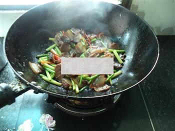 腊肉腊肠炒蒜苔的做法步骤14