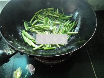 腊肉腊肠炒蒜苔的做法步骤7