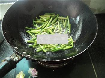 腊肉腊肠炒蒜苔的做法步骤8