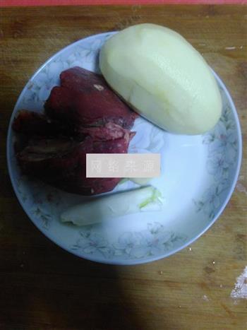 土豆烧牛肉的做法图解1