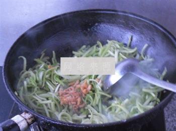 干虾仁炒芹菜的做法步骤10