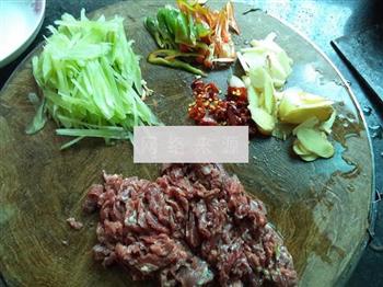 莴笋蒜片牛肉丝的做法步骤2
