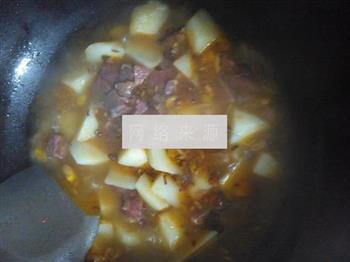 土豆烧牛肉的做法步骤7