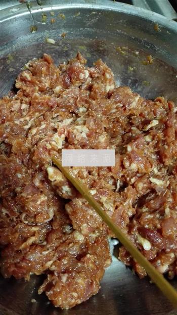 大葱猪肉饺子的做法步骤3