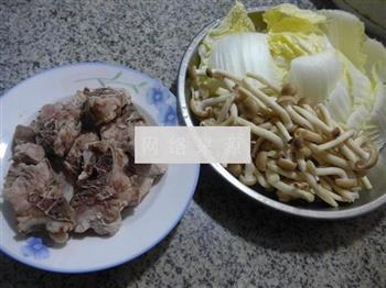蟹味菇白菜龙骨汤的做法步骤1