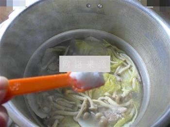 蟹味菇白菜龙骨汤的做法图解10