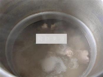蟹味菇白菜龙骨汤的做法步骤6