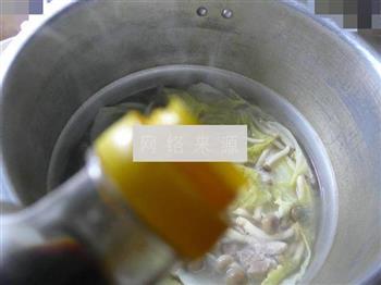 蟹味菇白菜龙骨汤的做法图解9
