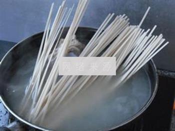 骨头汤煮面条的做法步骤2