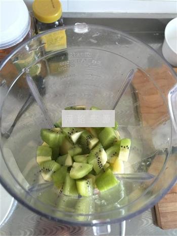 猕猴桃黄瓜苹果汁的做法步骤4
