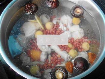栗子香菇红豆鸡汤的做法图解4