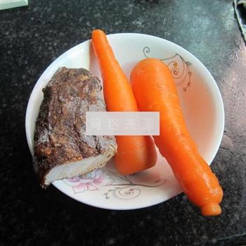 腊肉蒸红萝卜的做法步骤1