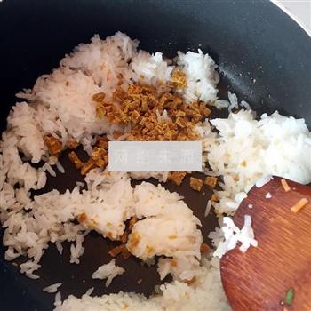 三文鱼咖喱炒饭的做法步骤8