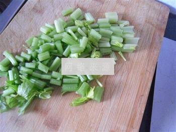 芹菜拌花生米的做法步骤3