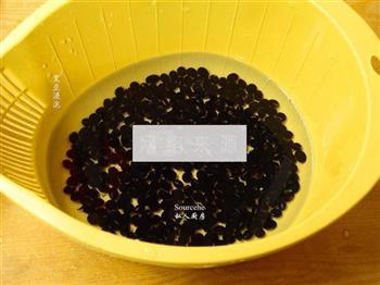 黑豆莲藕排骨汤的做法图解2