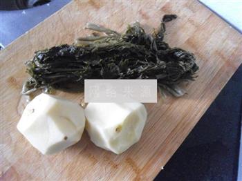 雪菜炖土豆的做法图解1