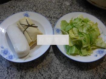 圆白菜面结年糕汤的做法步骤1