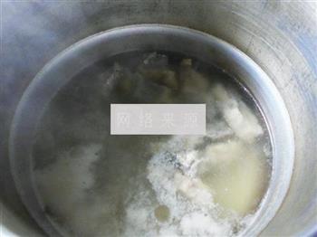 天菜芯腐竹龙骨汤的做法步骤6