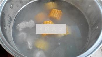 清炖玉米排骨汤的做法步骤4