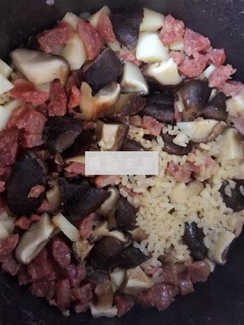 香菇腊肠焖饭的做法步骤4