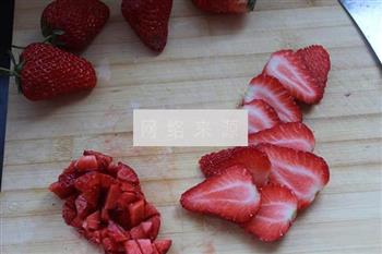 酸奶草莓慕斯的做法步骤3