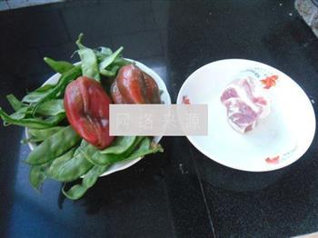 红椒烧扁豆的做法步骤1