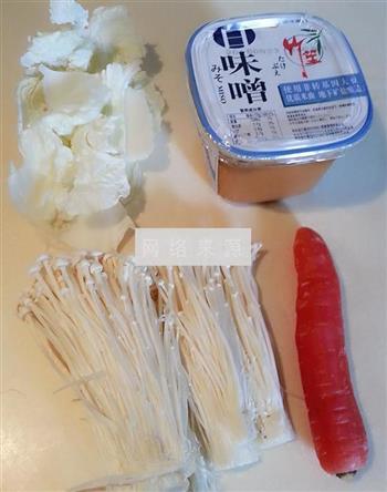 金针菇味噌汤的做法步骤1