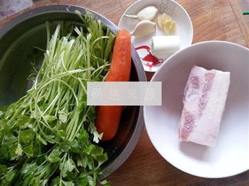 水芹胡萝卜炒五花肉的做法步骤1